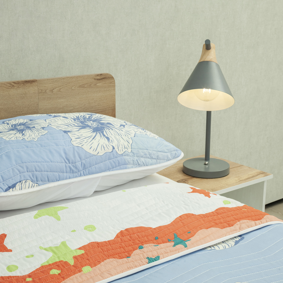 Cubrelecho Estampado Prensado Doble Faz Ecos de Cielo y Jardín