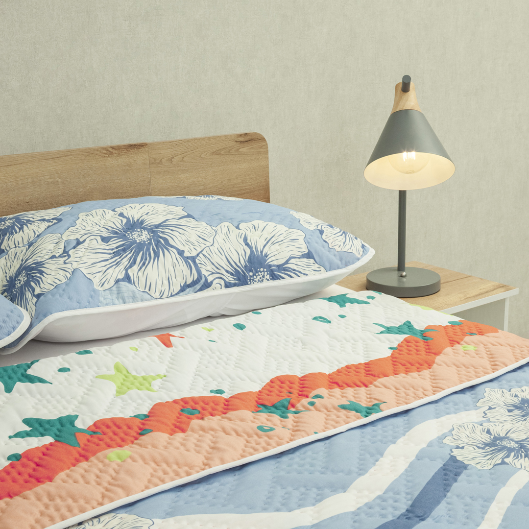 Cubrelecho Doble Faz Termosellado Ecos de Cielo y Jardín