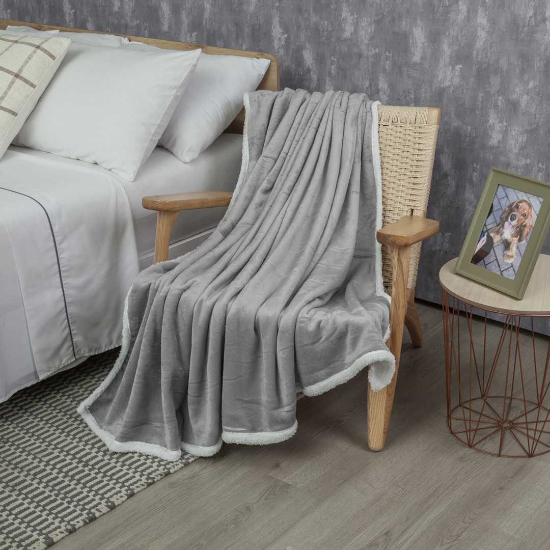 Cobija Ovejera Solo Fondo Gris Claro