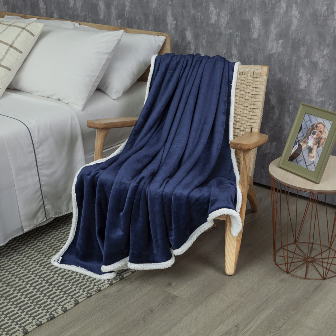 Cobija Ovejera Solo Fondo Azul Petróleo